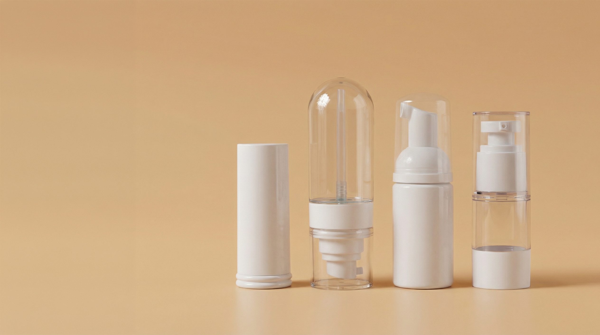 Embalagens cosméticas brancas sobre fundo areia